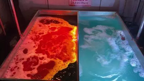 AI Video from prompt: Большой прозрачный бассейн с жидкостью. Слева жи