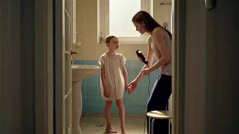 AI Video from prompt: мини фильм  тема Стрижка налысо жарким летом   Г