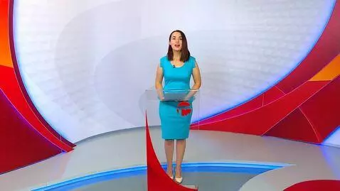 AI Video from prompt: the color and shape of the dress change rapidly,