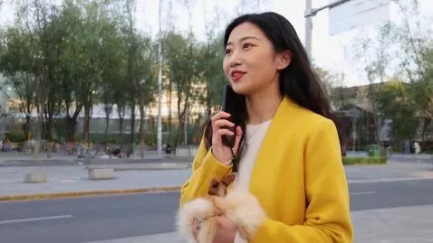 AI Video from prompt: Стиль аниме , на улице девушка в желтой курточке