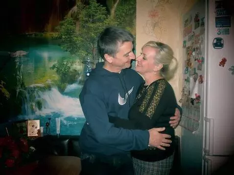 AI Video from prompt: Камера статична. Женщина и парень обнимают друг 