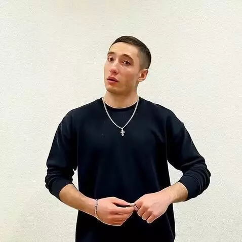 AI Video from prompt: Приходят два санитара и одевают этому человеку с