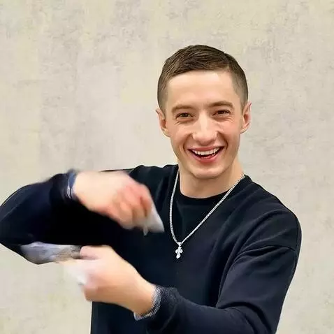 AI Video from prompt: Мужчина в городе играет в комичную игру, где он 