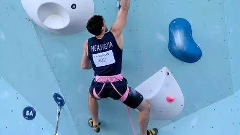 AI Video from prompt: man climbing, 20 sec