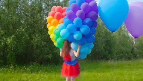 AI Video from prompt: На экране появляется красочная и веселая сцена, 