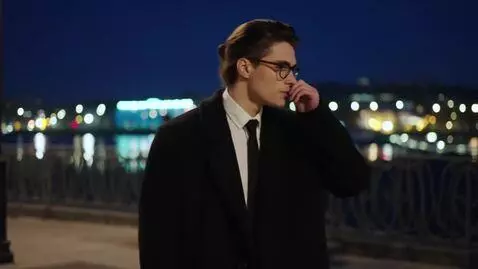 AI Video from prompt: Представьте себе молодого человека с выразительн