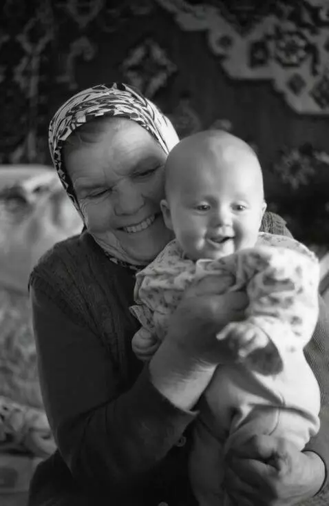 AI Video from prompt: Улыбаются, нежность