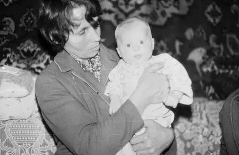 AI Video from prompt: нежность, милые улыбки, нежные