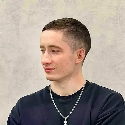 AI Video from prompt: Этот человек плачет, когда смотрит на стоящую ря