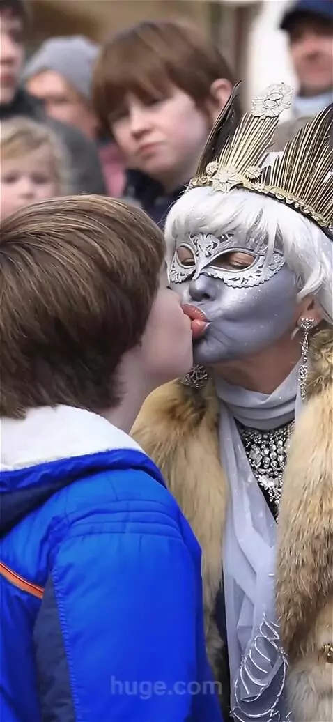 AI Video from prompt: Пятидесятилетняя снежная королева целуется с юно