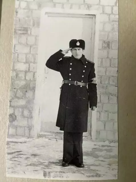 AI Video from prompt: стоит на месте отдает честь приставляет руку к в