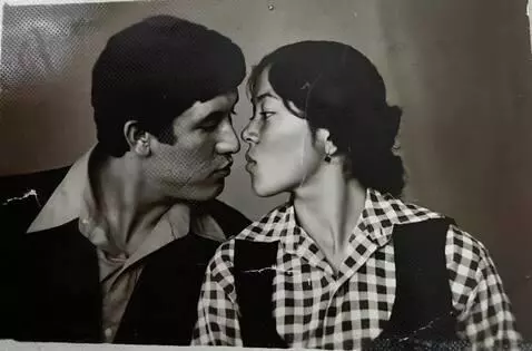 AI Video from prompt: сначала целуются в губы потом смотрят в камеру и