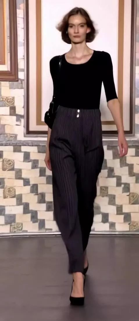 AI Video from prompt: buatkan model yang sedang berjalan sambi memprom