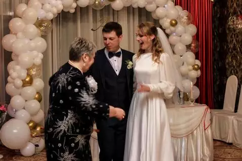 AI Video from prompt: The elderly woman on the left in the wedding sho
