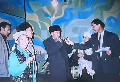 AI Video from prompt: lively atmosphere, don't change your face and ma