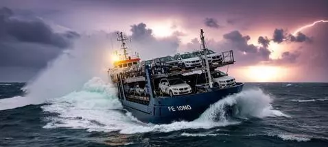 AI Video from prompt: Корабль попавщий в шторм кренится на бок. Автомо