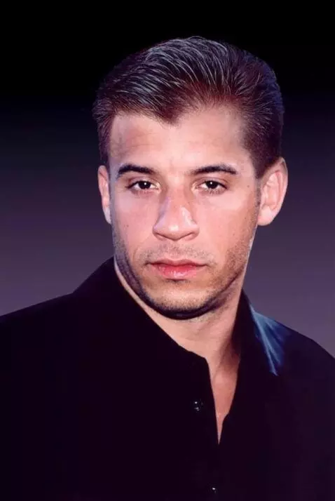 AI Video from prompt: просто стоит на месте как обычный нормальный чел