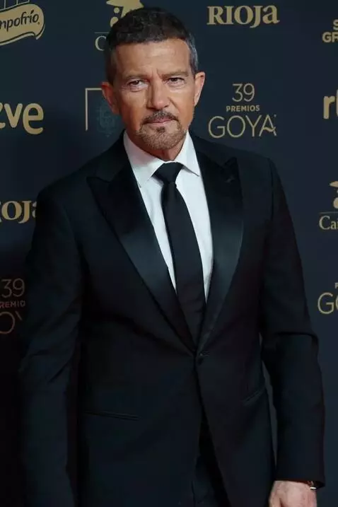 AI Video from prompt: просто стоит на месте как обычный нормальный чел