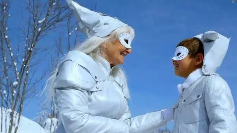 AI Video from prompt: Пожилая восьмидесятилетняя снежная королева на г