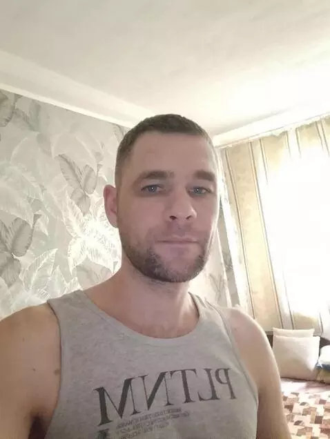 AI Video from prompt: He's going away. He's playing basketball.