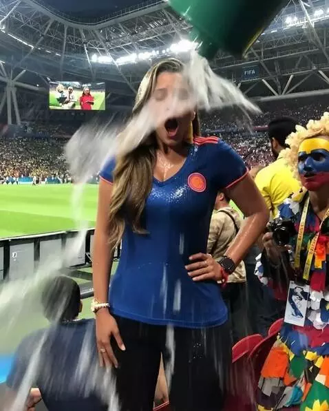 AI Video from prompt: На болельщицу  выливают ведро воды она стоит мок