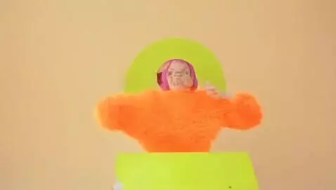 AI Video from prompt: Мультяшный улыбающийся персик бьет по голове дру