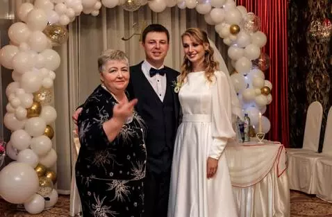 AI Video from prompt: The elderly woman on the left pulls out a waterm