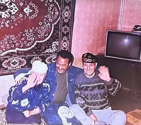 AI Video from prompt: They smile briefly and wave their hands, a livel