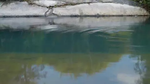 AI Video from prompt: Ход опыта: Зеркало было размещено под водой, све