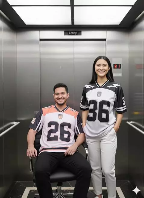 AI Video from prompt: Mereka berdua bergaya dengan santai. Tersenyum d