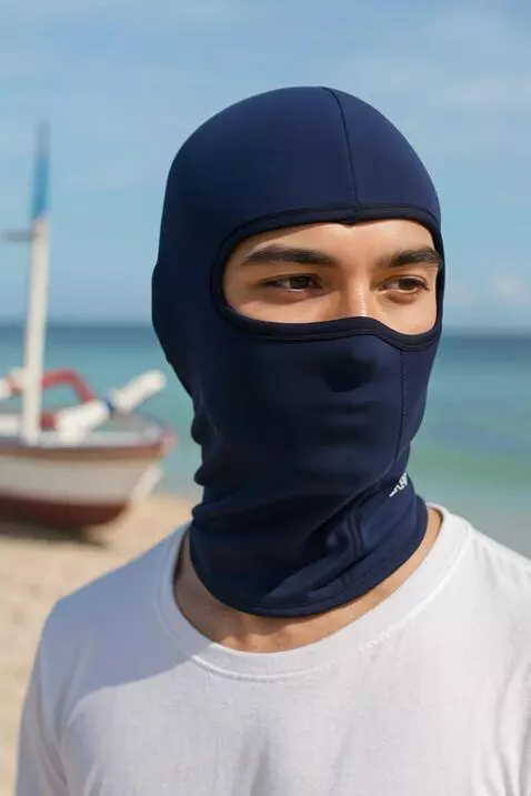 AI Video from prompt: seorang pria mempromosikan masker yang dia gunak