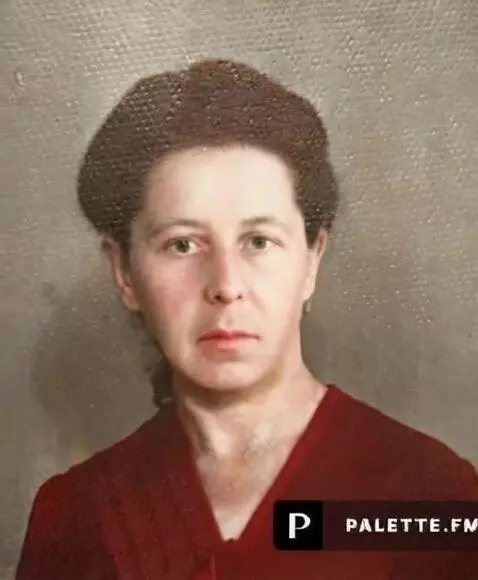 AI Video from prompt: Рот чуть-чуть приоткрывается в лёгкой, вежливой 