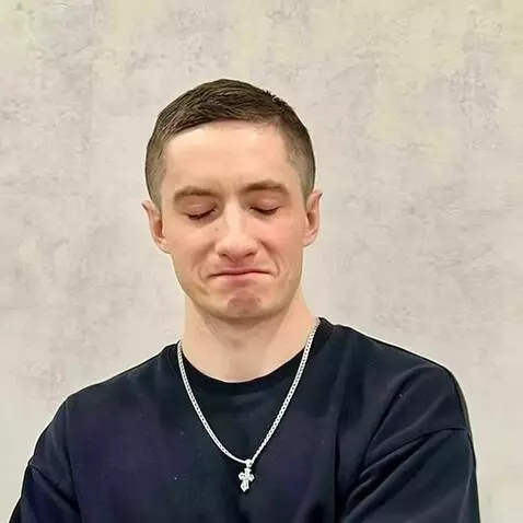 AI Video from prompt: сильно грустит и почти плачет, но при этом занос