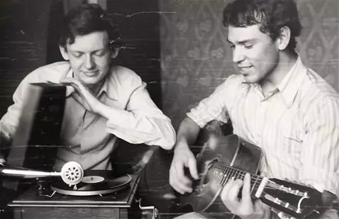 AI Video from prompt: играет на гитаре и слушают патефон