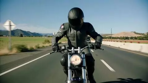 AI Video from prompt: мотоциклист едет на большой скорости и в последн