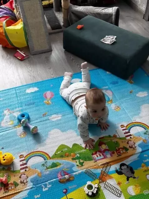 AI Video from prompt: ребенок аккуратно встает на ноги