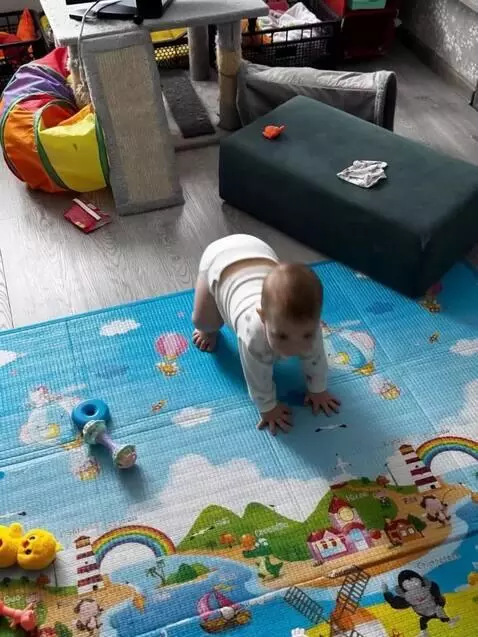 AI Video from prompt: Встает и танцует нижний брейк