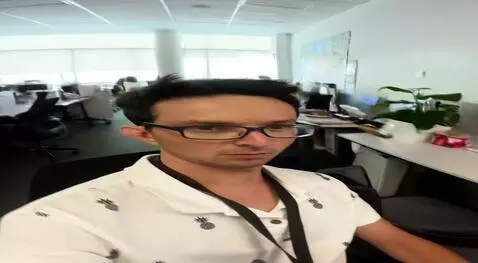 AI Video from prompt: Встает с места и танцует брейк данс