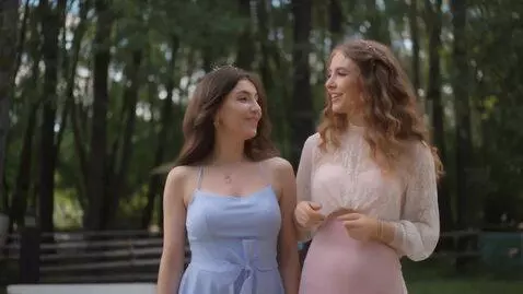 AI Video from prompt: Русалка скачет на единороге.  На телефоне появля