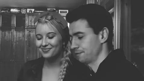 AI Video from prompt: Идут в обнимку