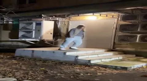 AI Video from prompt: Я бегу и отталкиваюсь от края и делаю сальто кра