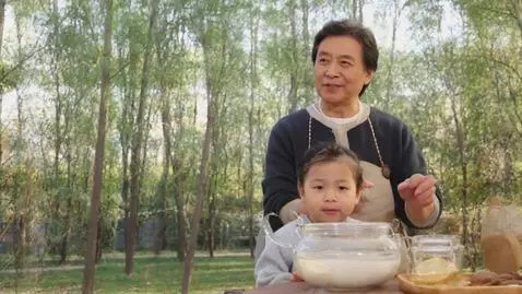 AI Video from prompt: Валандеморт нюхает белую муку