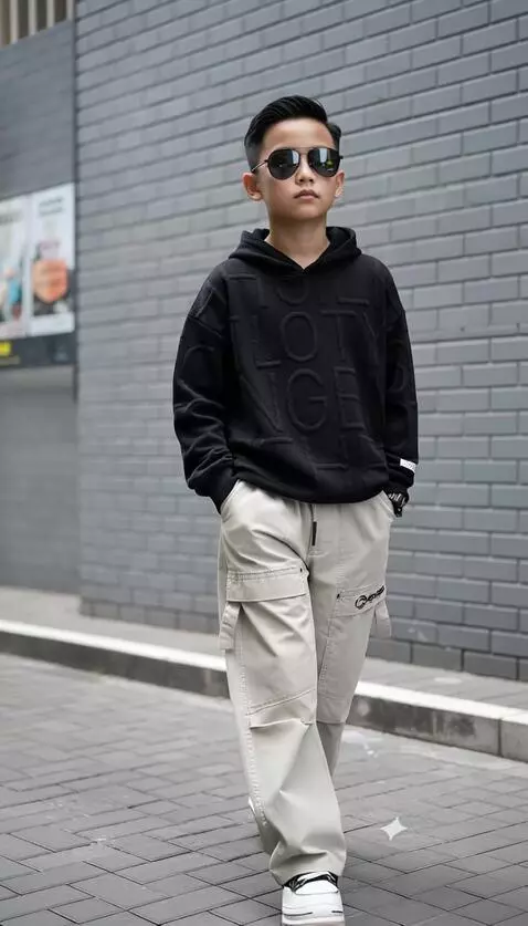 AI Video from prompt: Model laki-laki tersebut tersenyum berjalan maju