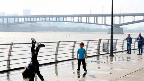 AI Video from prompt: یک روز بارانی در مرکز شهر اهواز کنار رود کارون و