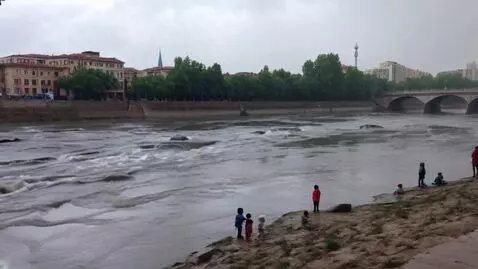 AI Video from prompt: rainy day in ahvaz city in which child are playi