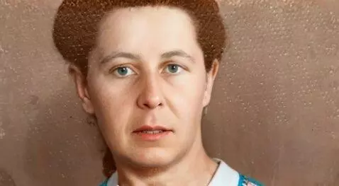 AI Video from prompt: Лицо женщины в восемнадцать лет, в той же позе и