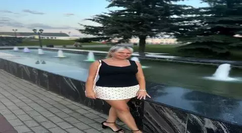 AI Video from prompt: девушка с фото в легком платье, бегущая по солне