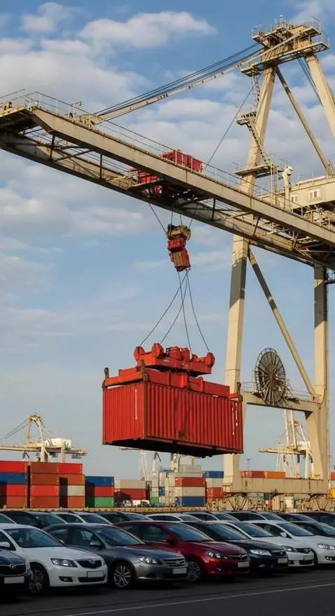 AI Video from prompt: Оборвался тросс крана который держит контейнер.