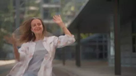 AI Video from prompt: a girl dancing