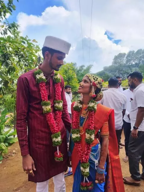 AI Video from prompt: Kissing each other